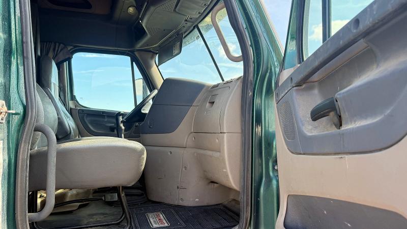 2015 Freightliner All other VIN 3AKJGLD65FSGC4864 COPART salvage auction — MINOR DENT/SCRATCHES, TX - CERTIFICATE OF TITLE (P), sold $1,100 on 2026-07-31 (photo 5)