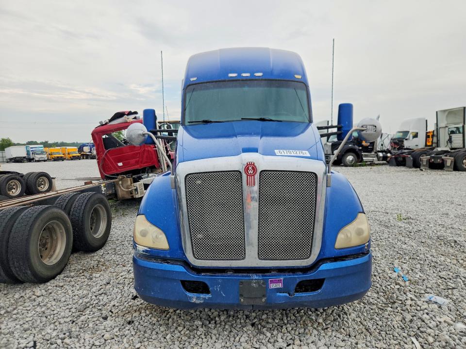 2017 Kenworth T680 VIN 1XKYD49X3HJ108606 COPART salvage auction — SIDE, CT, sold $16,200 on 2026-09-01 (photo 5)