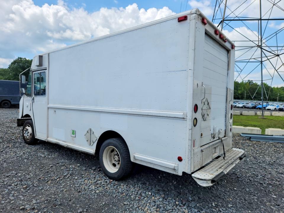 2001 Freightliner All other VIN 4UZAANBW41CH52900 COPART salvage auction — MECHANICAL, CT, sold $175 on 2026-08-13 (photo 2)