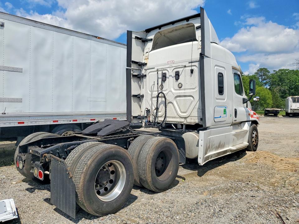 2017 Freightliner All other VIN 1FUJGLDR0HLJB5318 COPART salvage auction — MINOR DENT/SCRATCHES, NJ - CERTIFICATE OF TITLE, sold $7,800 on 2026-07-28 (photo 3)