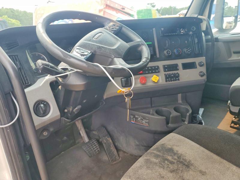 2019 Freightliner All other VIN 3AKJHHDR0KSKP0705 COPART salvage auction — MINOR DENT/SCRATCHES, CT, sold $4,100 on 2026-08-20 (photo 8)