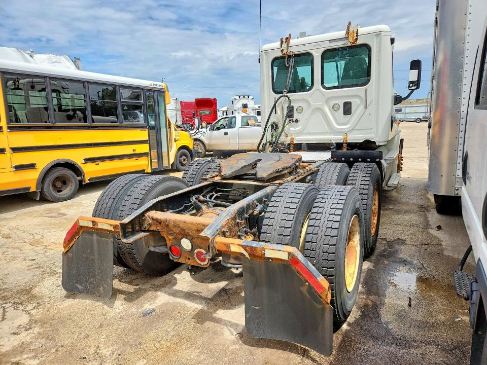 2015 Freightliner All other VIN 3AKJGEDV1FDGL1550 COPART salvage auction — NORMAL WEAR, CR, sold $1,200 on 2026-09-08 (photo 3)