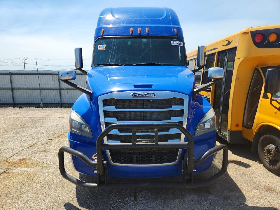 2020 Freightliner All other VIN 3AKJHHDR4LSLR5269 COPART salvage auction — MINOR DENT/SCRATCHES, WV - CERTIFICATE OF TITLE, sold $22,000 on 2026-08-27 (photo 5)