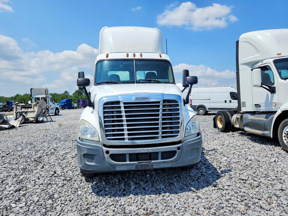 2015 Freightliner All other VIN 1FUBGEDV5FLGH4778 COPART salvage auction — NORMAL WEAR, ME - CERTIFICATE OF TITLE, sold $5,000 on 2026-08-11 (photo 5)