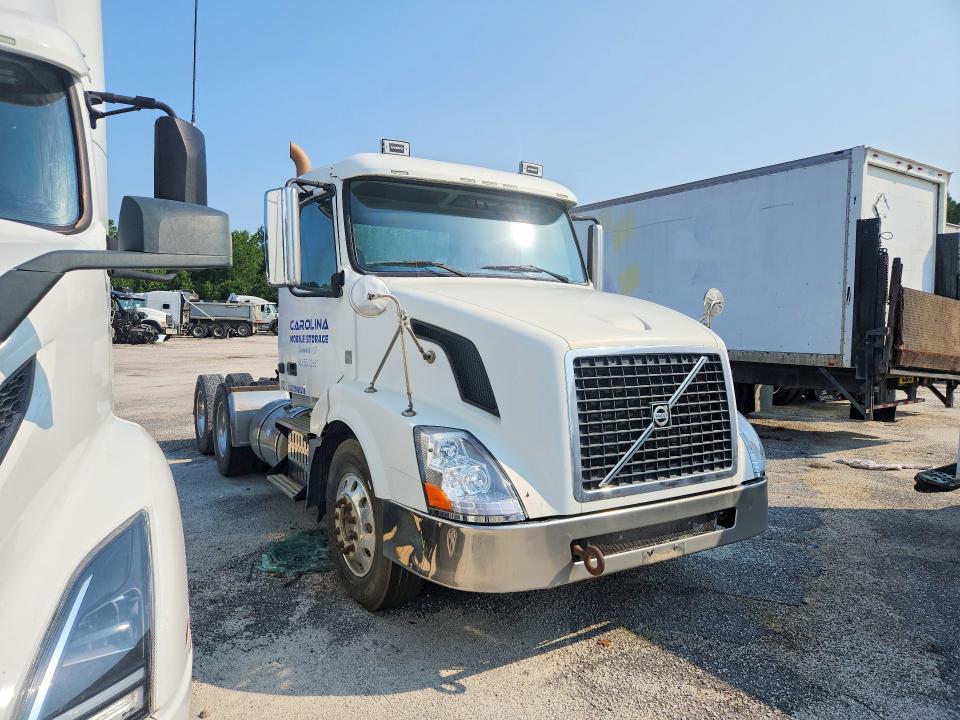 2011 Volvo Vn VIN 4V4NC9EJ7BN292629 COPART salvage auction — NORMAL WEAR, Sc - Certificate Of Title (P), sold $4,550 on 2026-08-11 (photo 4)