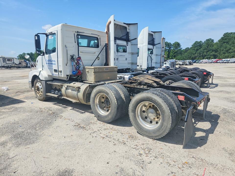 2011 Volvo Vn VIN 4V4NC9EJ7BN292629 COPART salvage auction — NORMAL WEAR, Sc - Certificate Of Title (P), sold $4,550 on 2026-08-11 (photo 2)
