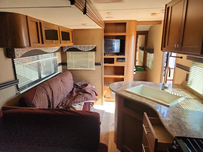 2018 Aspen trail Dutchmen VIN 4YDT28123JH920856 COPART salvage auction — MINOR DENT/SCRATCHES, FL - CERTIFICATE OF TITLE, sold $6,650 on 2026-08-01 (photo 5)