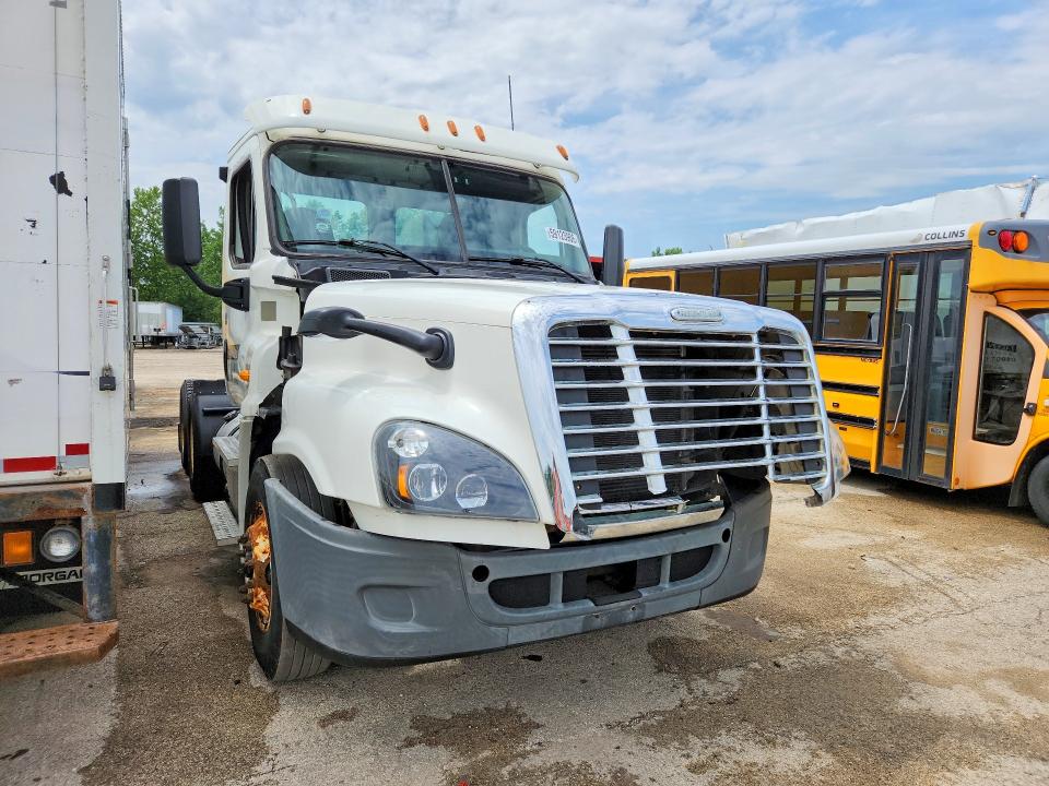 2015 Freightliner All other VIN 3AKJGEDV1FDGL1550 COPART salvage auction — NORMAL WEAR, CR, sold $1,200 on 2026-09-08 (photo 4)
