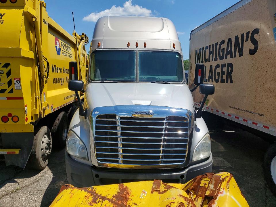 2017 Freightliner All other VIN 3AKJGLDR3HSHF0881 COPART salvage auction — MINOR DENT/SCRATCHES, CT, sold $1,000 on 2026-07-28 (photo 5)