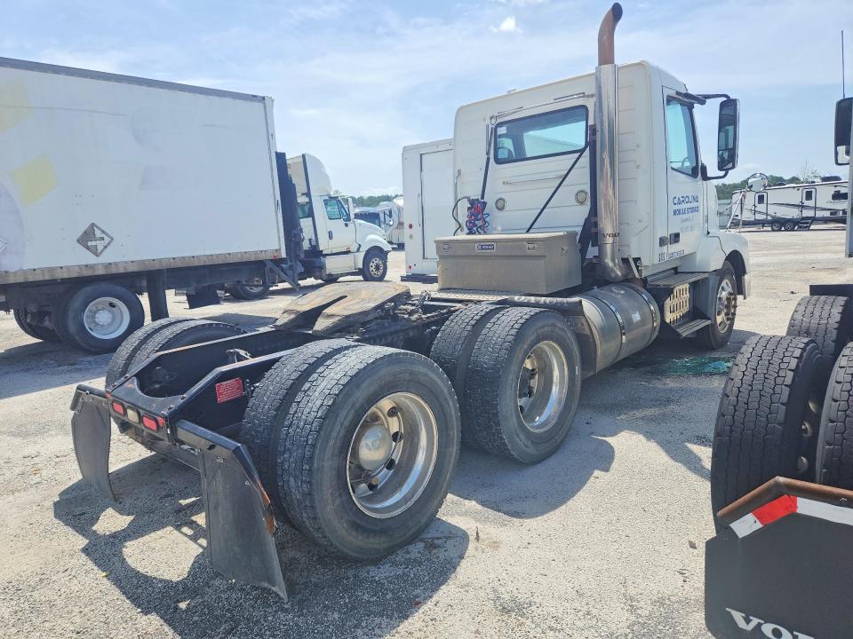 2011 Volvo Vn VIN 4V4NC9EJ7BN292629 COPART salvage auction — NORMAL WEAR, Sc - Certificate Of Title (P), sold $4,550 on 2026-08-11 (photo 3)