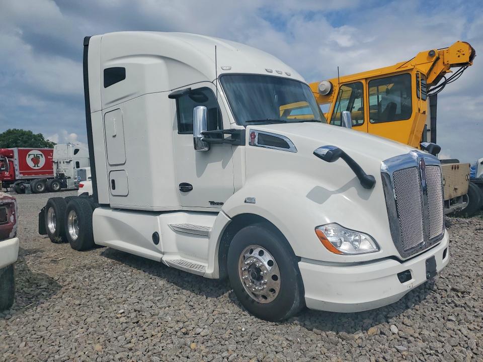 2021 Kenworth T680 VIN 1XKYDP9X5MJ459237 COPART salvage auction — MINOR DENT/SCRATCHES, TN - CERTIFICATE OF TITLE (P), sold $11,000 on 2026-07-28 (photo 4)
