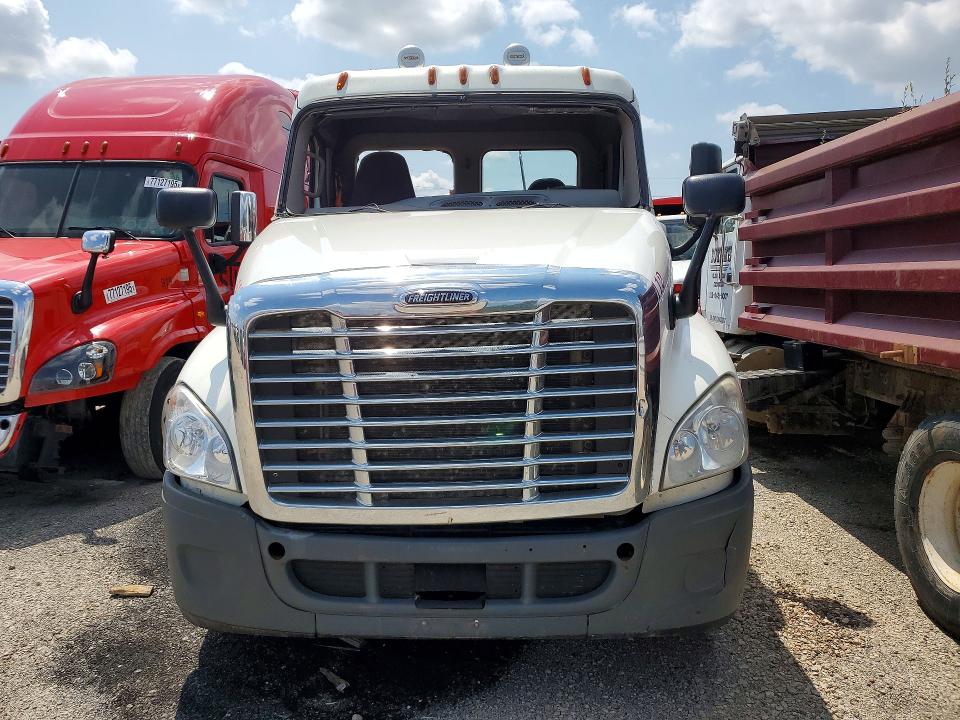 2014 Freightliner Cascadia VIN 3AKJGEDV3ESFR0607 COPART salvage auction — SIDE, IA - CERT OF TITLE-SALVAGE TITLE, sold $1,200 on 2026-09-03 (photo 5)