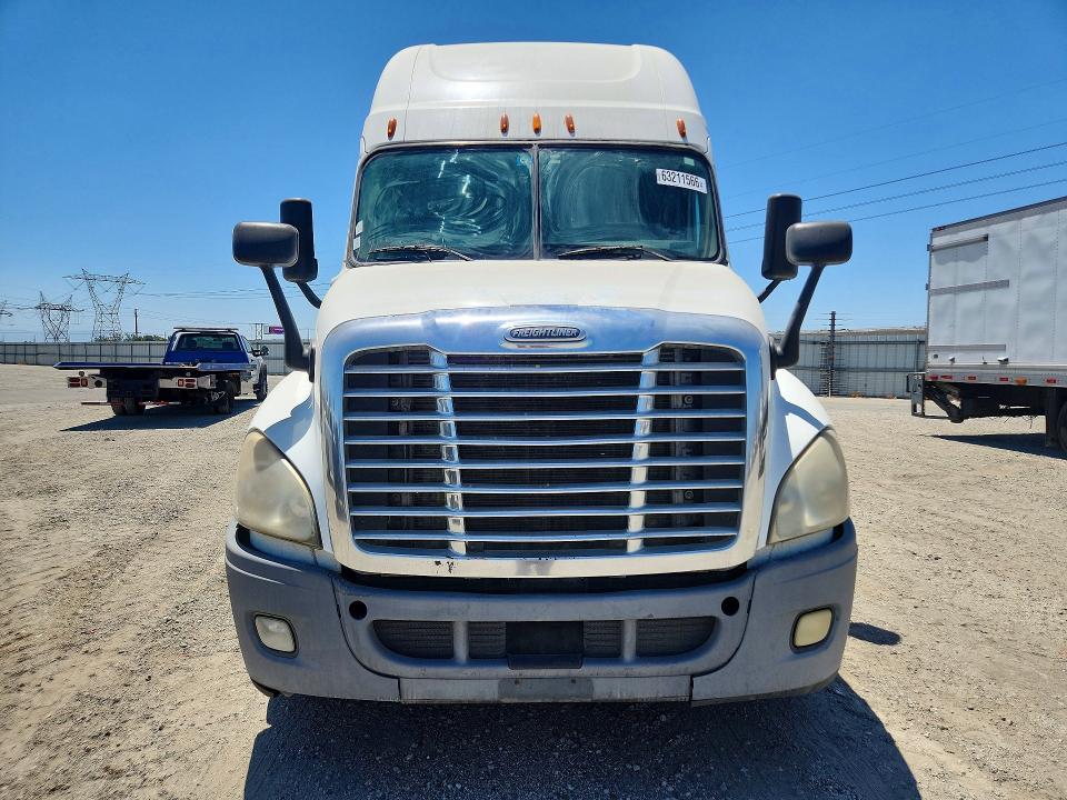 2015 Freightliner All other VIN 3AKJGLD5XFSGA7727 COPART salvage auction — MINOR DENT/SCRATCHES, CA - DIS/DLR/EXP ONLY CLEAN TITLE, sold $3,250 on 2026-08-11 (photo 5)
