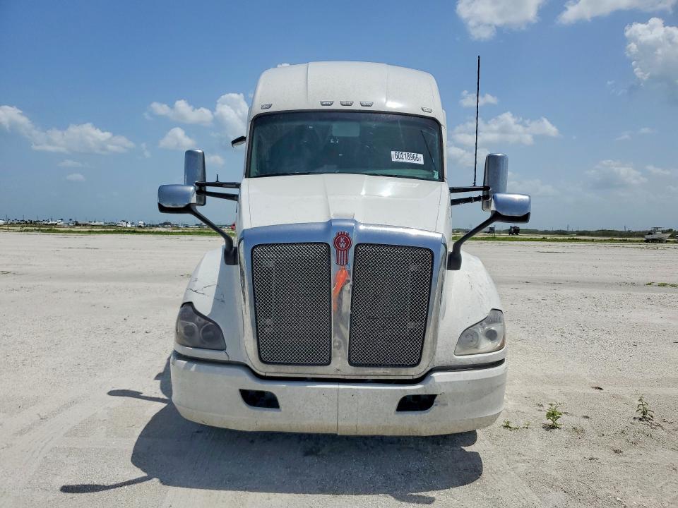 2019 Kenworth All other VIN 1XKYDP9X6KJ241630 COPART salvage auction — MINOR DENT/SCRATCHES, FL - CERTIFICATE OF TITLE (P), sold $10,000 on 2026-07-28 (photo 5)