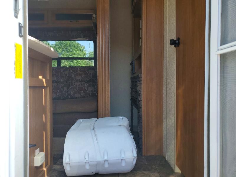2014 Coach Catalina t VIN 5ZT2CAXB0ET005006 COPART salvage auction — WATER/FLOOD, FS, sold $2,350 on 2026-07-20 (photo 5)