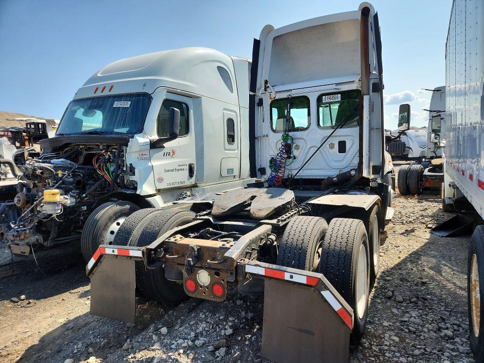 2015 Freightliner All other VIN 1FUJGEDV2FLGJ9768 COPART salvage auction — NORMAL WEAR, CT, sold $3,150 on 2026-08-11 (photo 3)