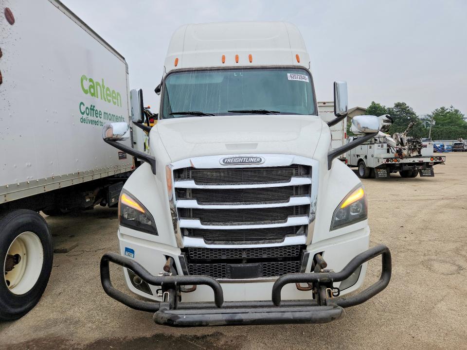 2020 Freightliner All other VIN 1FUJHHDR8LLLH5176 COPART salvage auction — NORMAL WEAR, IL - CERTIFICATE OF TITLE, sold $25,250 on 2026-08-27 (photo 5)