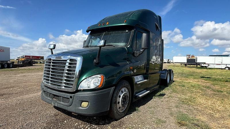 2015 Freightliner All other VIN 3AKJGLD65FSGC4864 COPART salvage auction — MINOR DENT/SCRATCHES, TX - CERTIFICATE OF TITLE (P), sold $1,100 on 2026-07-31 (photo 2)