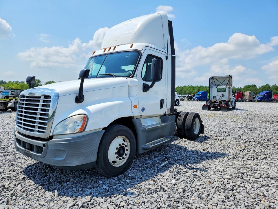 2015 Freightliner All other VIN 1FUBGEDV5FLGH4778 COPART salvage auction — NORMAL WEAR, ME - CERTIFICATE OF TITLE, sold $5,000 on 2026-08-11 (photo 1)