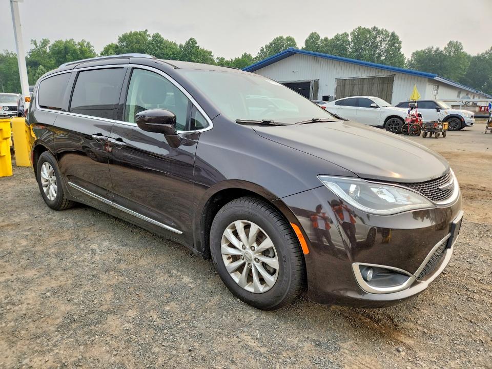 2018 Chrysler Pacifica VIN 2C4RC1BG3JR126407 COPART salvage auction — MINOR DENT/SCRATCHES, CT - CERTIFICATE OF TITLE (P), sold $2,300 on 2026-07-27 (photo 4)