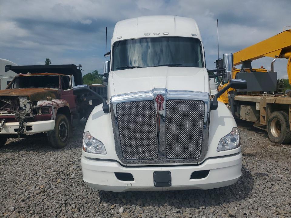 2021 Kenworth T680 VIN 1XKYDP9X5MJ459237 COPART salvage auction — MINOR DENT/SCRATCHES, TN - CERTIFICATE OF TITLE (P), sold $11,000 on 2026-07-28 (photo 5)
