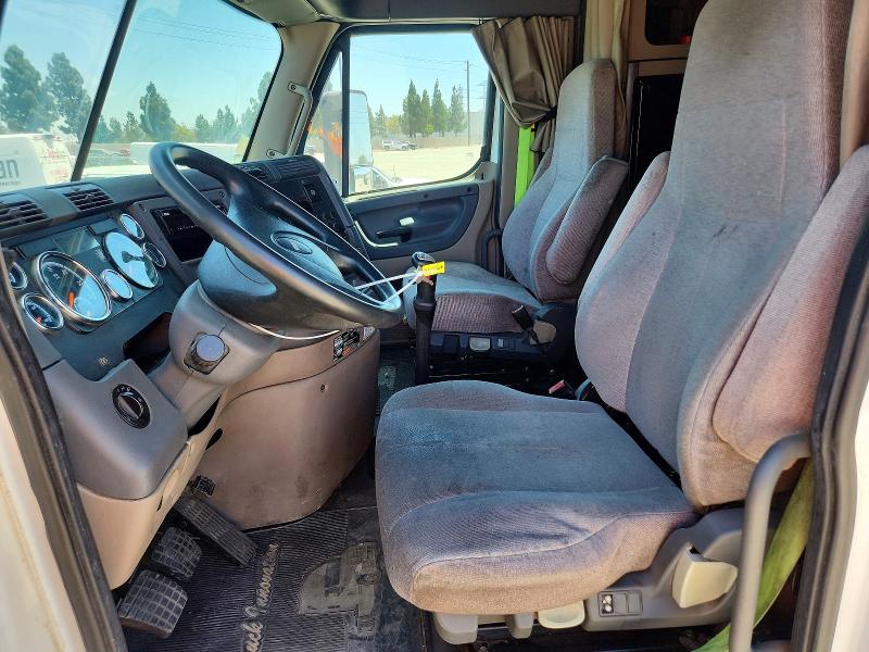 2015 Freightliner All other VIN 3AKJGLD5XFSGA7727 COPART salvage auction — MINOR DENT/SCRATCHES, CA - DIS/DLR/EXP ONLY CLEAN TITLE, sold $3,250 on 2026-08-11 (photo 7)
