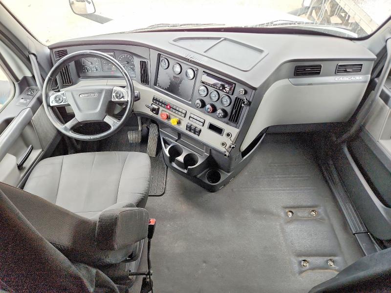 2020 Freightliner All other VIN 1FUJHHDR8LLLH5176 COPART salvage auction — NORMAL WEAR, IL - CERTIFICATE OF TITLE, sold $25,250 on 2026-08-27 (photo 8)