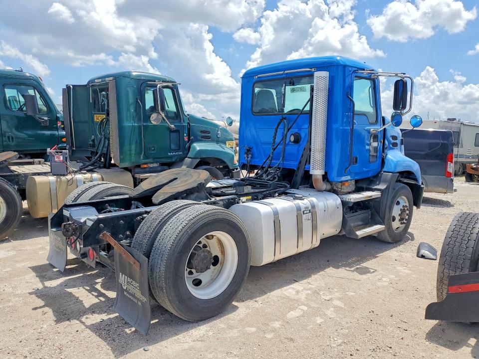 2015 Mack All other VIN 1M1AW01X3FM007086 COPART salvage auction — MINOR DENT/SCRATCHES, IN - CERTIFICATE OF TITLE, sold $5,000 on 2026-07-31 (photo 3)