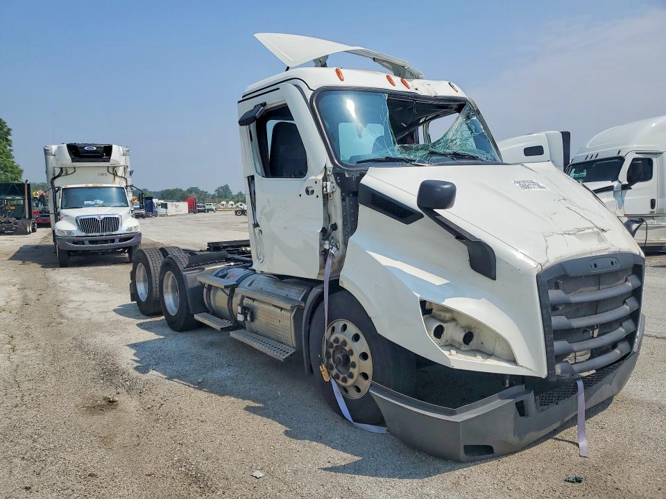2025 Freightliner All other VIN 3AKJHTDV0SDVL0279 COPART salvage auction — ALL OVER, AZ - CERT OF TITLE - SALVAGE, sold $11,300 on 2026-07-27 (photo 4)