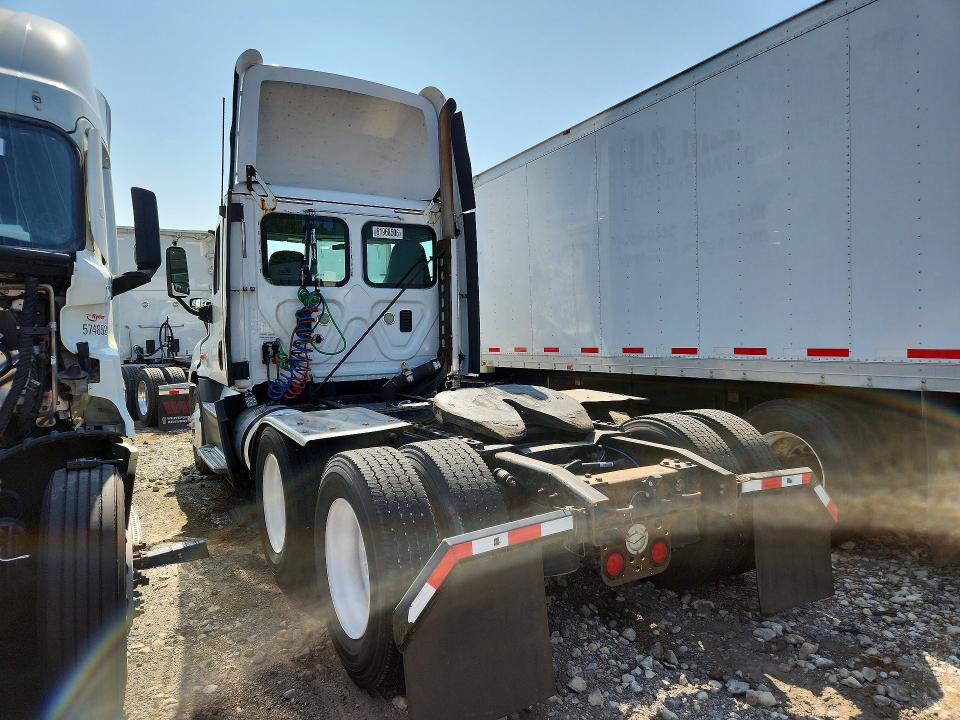 2015 Freightliner All other VIN 1FUJGEDV2FLGJ9768 COPART salvage auction — NORMAL WEAR, CT, sold $3,150 on 2026-08-11 (photo 2)