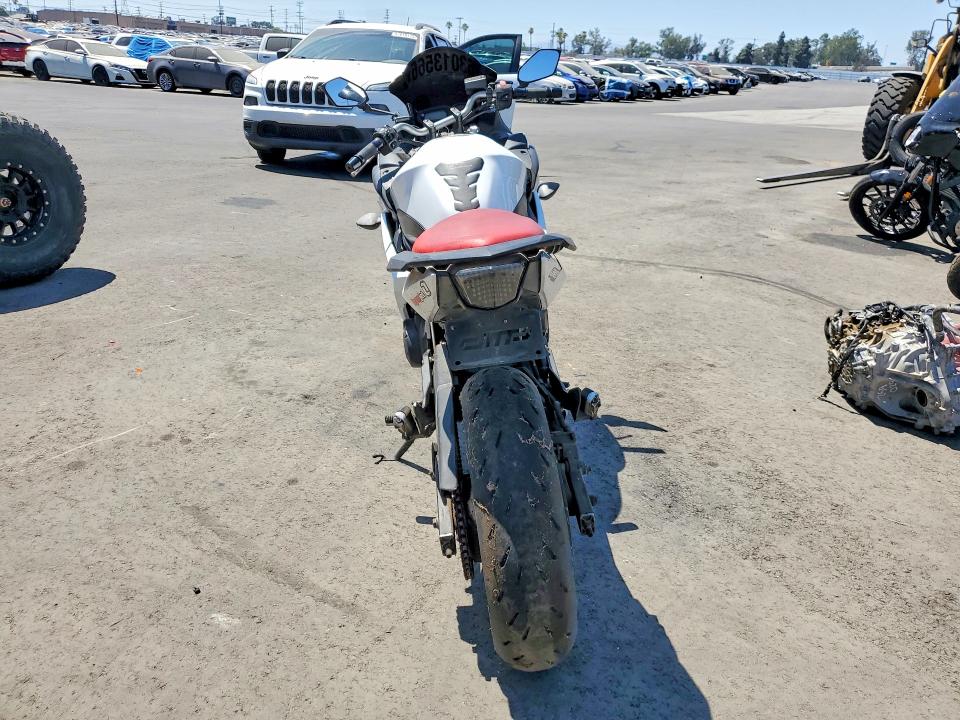 2010 Yamaha Fz600-800 VIN JYARJ18Y0AA001273 COPART salvage auction — MINOR DENT/SCRATCHES, ST, sold $1,150 on 2026-08-03 (photo 4)