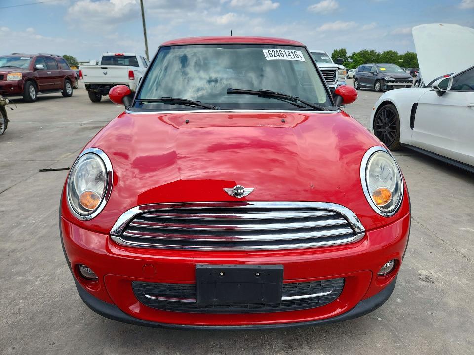 2013 Mini Cooper VIN WMWSU3C5XDT370606 COPART salvage auction — NORMAL WEAR, Tx - Certificate Of Title, sold $275 on 2026-08-03 (photo 5)