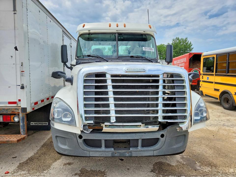 2015 Freightliner All other VIN 3AKJGEDV1FDGL1550 COPART salvage auction — NORMAL WEAR, CR, sold $1,200 on 2026-09-08 (photo 5)