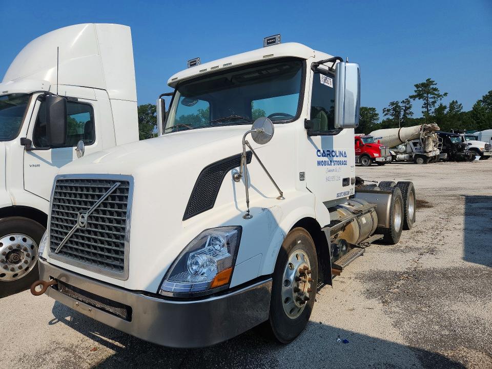 2011 Volvo Vn VIN 4V4NC9EJ7BN292629 COPART salvage auction — NORMAL WEAR, Sc - Certificate Of Title (P), sold $4,550 on 2026-08-11 (photo 1)