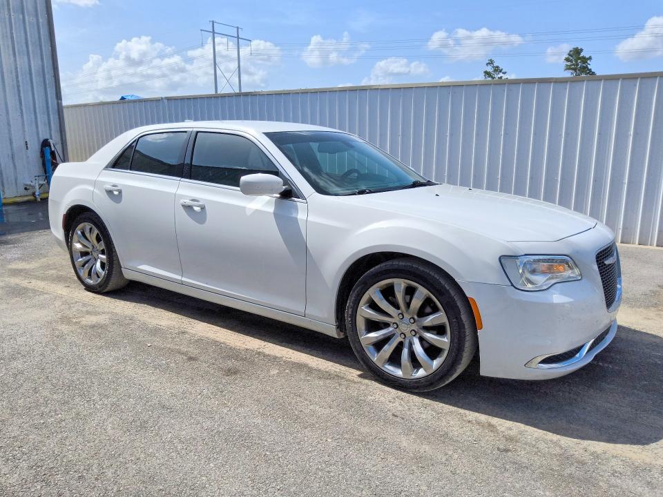 2018 Chrysler 300 VIN 2C3CCAAG6JH314159 COPART salvage auction — MINOR DENT/SCRATCHES, LA - CERTIFICATE OF TITLE, sold $9,000 on 2026-08-20 (photo 4)