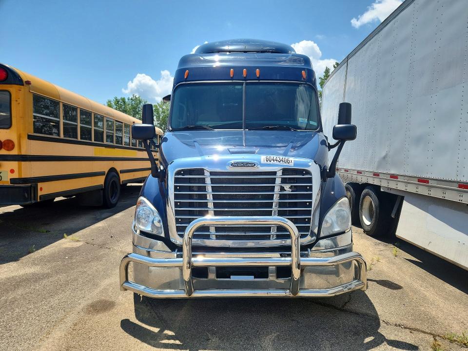 2017 Freightliner All other VIN 3AKJGHDV8HSHL9194 COPART salvage auction — MINOR DENT/SCRATCHES, CT, sold $8,800 on 2026-07-28 (photo 5)