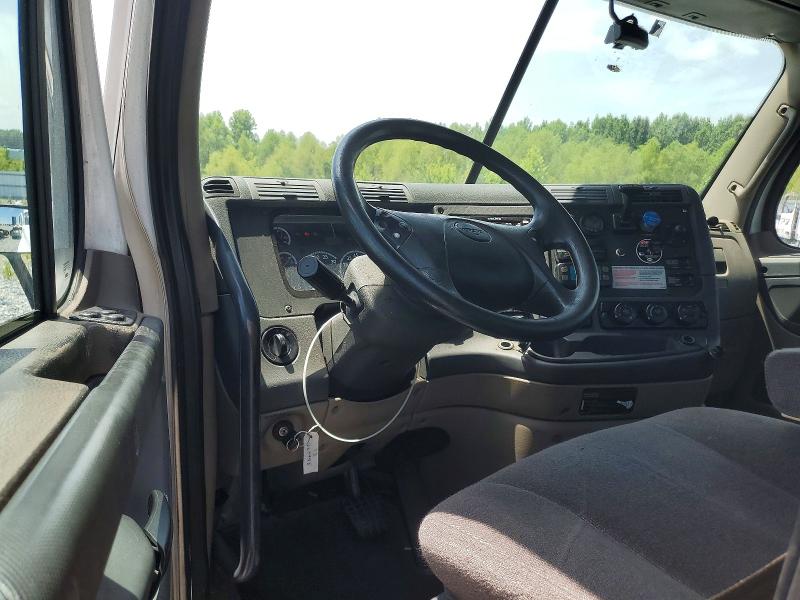 2015 Freightliner All other VIN 1FUBGEDV5FLGH4778 COPART salvage auction — NORMAL WEAR, ME - CERTIFICATE OF TITLE, sold $5,000 on 2026-08-11 (photo 8)
