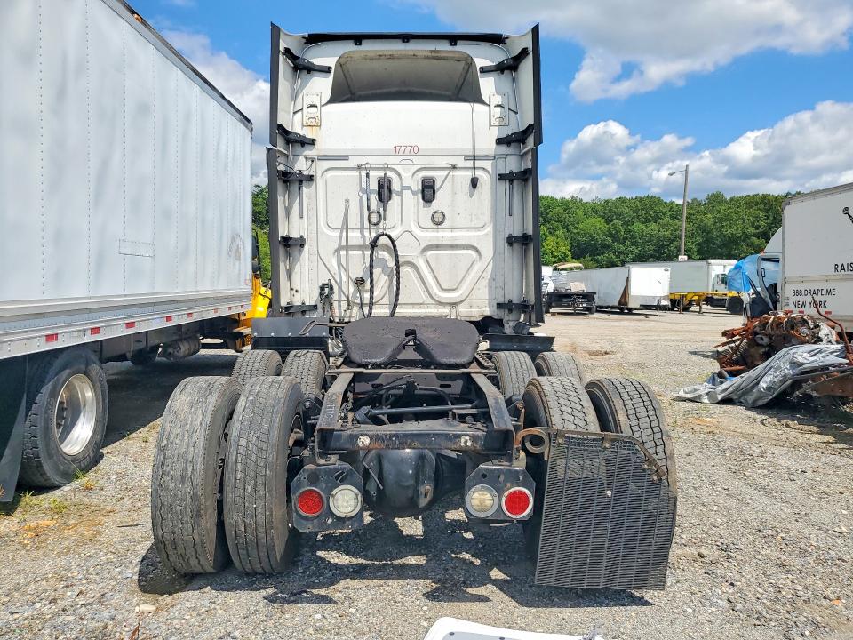 2017 Freightliner All other VIN 1FUJGLDR0HLJB5318 COPART salvage auction — MINOR DENT/SCRATCHES, NJ - CERTIFICATE OF TITLE, sold $7,800 on 2026-07-28 (photo 6)