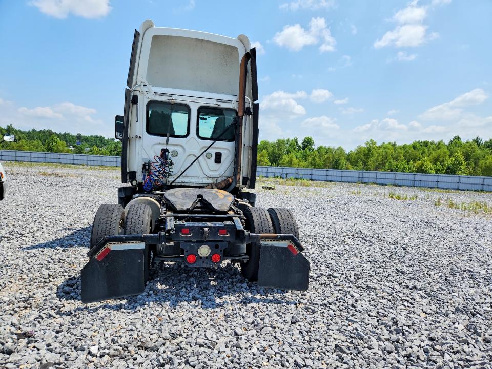 2015 Freightliner All other VIN 1FUBGEDV5FLGH4778 COPART salvage auction — NORMAL WEAR, ME - CERTIFICATE OF TITLE, sold $5,000 on 2026-08-11 (photo 6)