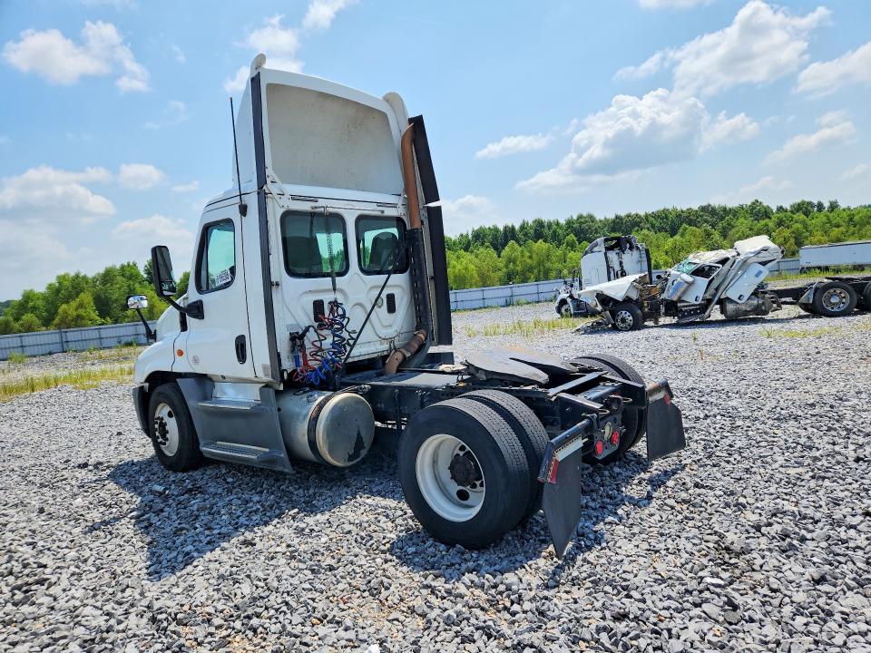 2015 Freightliner All other VIN 1FUBGEDV5FLGH4778 COPART salvage auction — NORMAL WEAR, ME - CERTIFICATE OF TITLE, sold $5,000 on 2026-08-11 (photo 2)