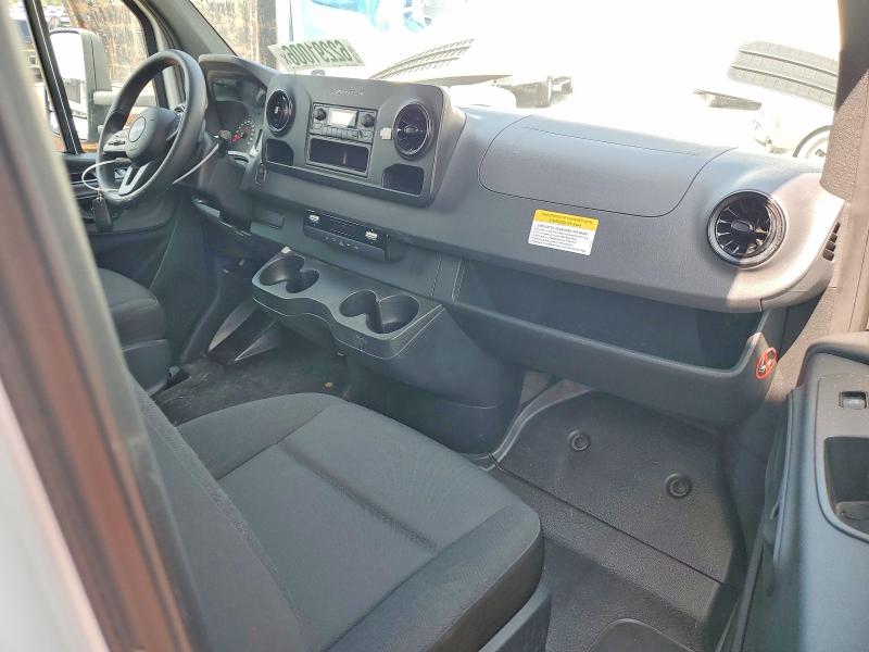 2021 Freightliner Sprinter VIN W2X8E33Y2MN174509 COPART salvage auction — MINOR DENT/SCRATCHES, AZ - CERTIFICATE OF TITLE, sold $11,400 on 2026-10-19 (photo 8)