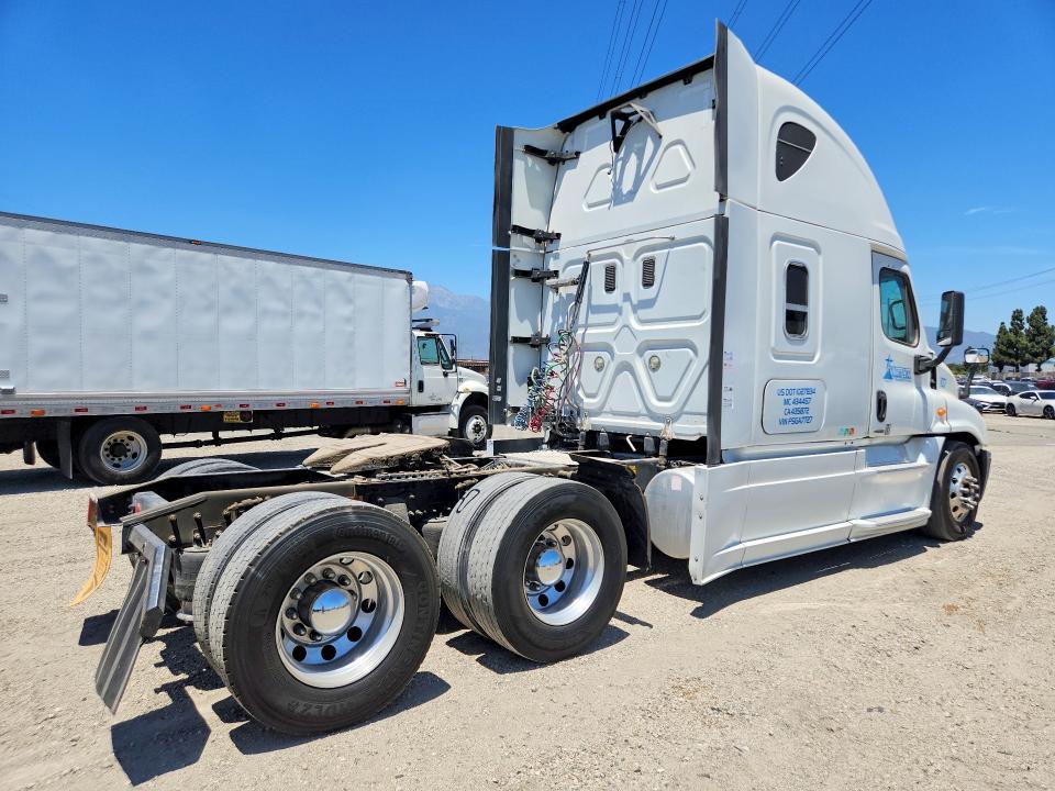 2015 Freightliner All other VIN 3AKJGLD5XFSGA7727 COPART salvage auction — MINOR DENT/SCRATCHES, CA - DIS/DLR/EXP ONLY CLEAN TITLE, sold $3,250 on 2026-08-11 (photo 3)