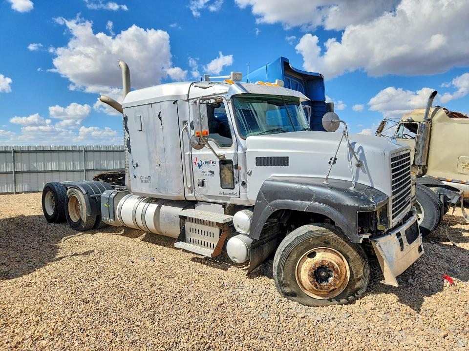 2011 Mack All other VIN 1M1AN09YXBM008312 COPART salvage auction — FRONT END, TX - SALVAGE VEHICLE TITLE (P), sold $300 on 2026-07-30 (photo 4)