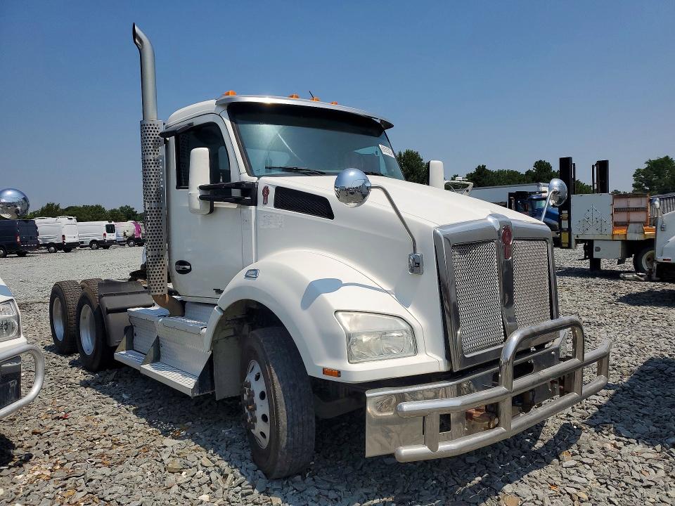 2017 Kenworth All other VIN 1XKZDP9X1HJ168602 COPART salvage auction — MINOR DENT/SCRATCHES, NC - DEALER ONLY CLEAN TITLE (P), sold $8,100 on 2026-07-28 (photo 4)