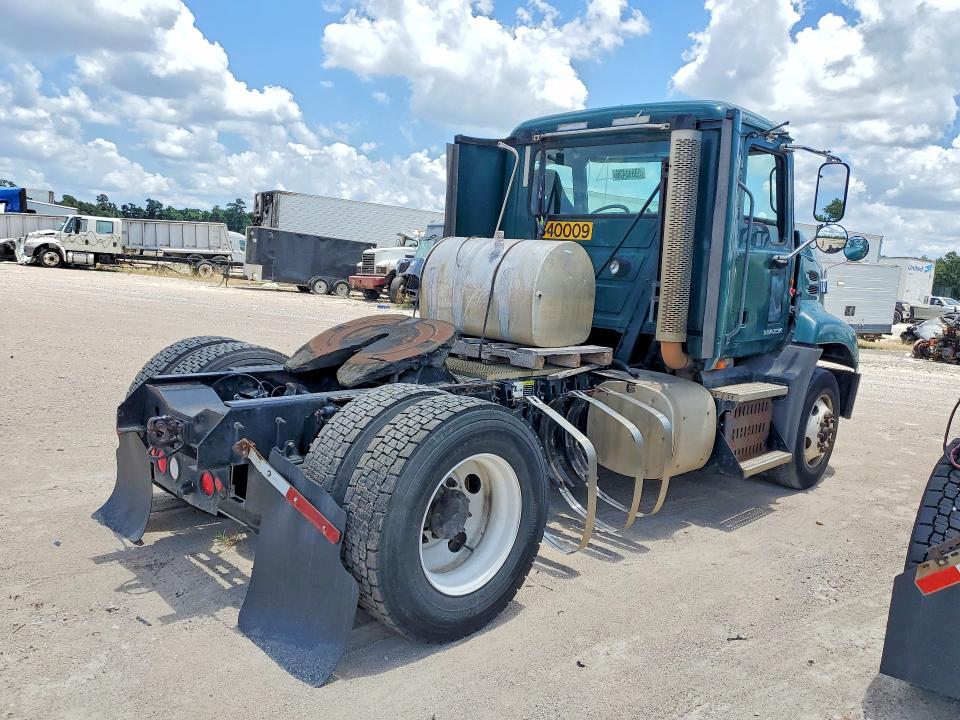 2015 Mack All other VIN 1M1AW01X2FM006933 COPART salvage auction — MINOR DENT/SCRATCHES, IN - CERTIFICATE OF TITLE, sold $2,900 on 2026-07-31 (photo 3)