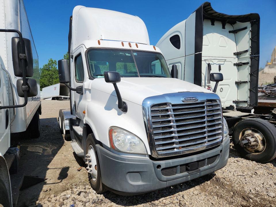 2015 Freightliner All other VIN 1FUJGEDV2FLGJ9768 COPART salvage auction — NORMAL WEAR, CT, sold $3,150 on 2026-08-11 (photo 4)
