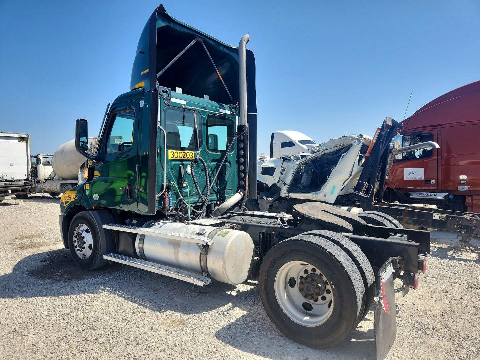 2021 Freightliner All other VIN 3AKBHSDVXMSMK0921 COPART salvage auction — MECHANICAL, OK - CERTIFICATE OF TITLE, sold $4,000 on 2026-07-17 (photo 2)