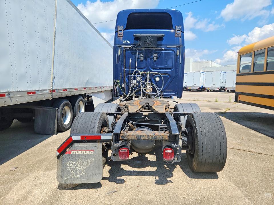 2017 Freightliner All other VIN 3AKJGHDV8HSHL9194 COPART salvage auction — MINOR DENT/SCRATCHES, CT, sold $8,800 on 2026-07-28 (photo 6)