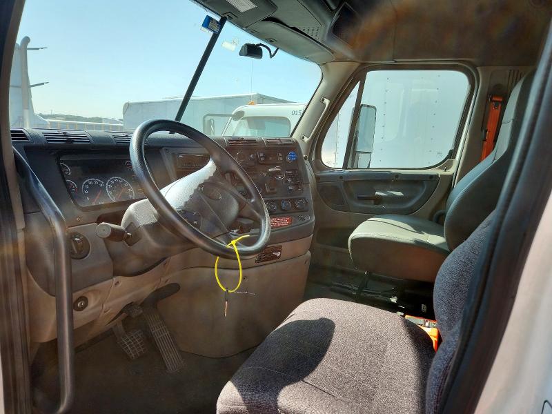 2015 Freightliner All other VIN 1FUJGEDV2FLGJ9768 COPART salvage auction — NORMAL WEAR, CT, sold $3,150 on 2026-08-11 (photo 8)