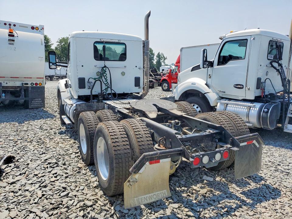 2017 Kenworth All other VIN 1XKZDP9X1HJ168602 COPART salvage auction — MINOR DENT/SCRATCHES, NC - DEALER ONLY CLEAN TITLE (P), sold $8,100 on 2026-07-28 (photo 2)